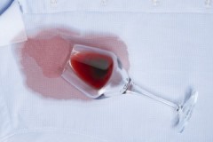 Méthodes qui fonctionnent ou comment obtenir du vin rouge à partir de vêtements