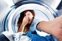 Après le lavage, le linge a une odeur désagréable: pourquoi cela se produit-il et comment y faire face?