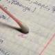 Façons et comment effacer la pâte d'un stylo à bille et d'un stylo gel du papier sans traces à la maison