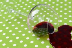 Ne laisser aucun résidu, ou comment enlever le vin rouge des vêtements colorés